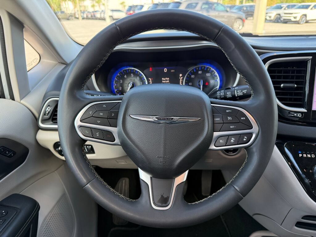 Used 2024 Chrysler Pacifica Touring-L FWD image 18