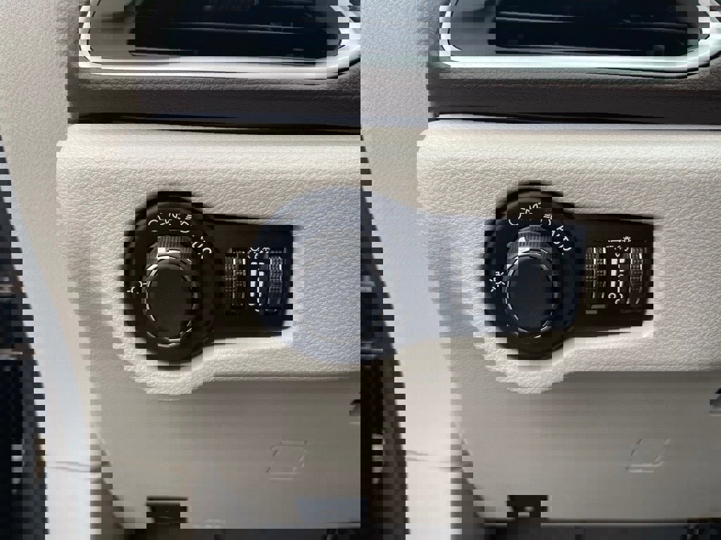 Used 2017 Chrysler Pacifica Touring image 16