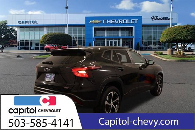 Used 2025 Chevrolet Trax RS FWD image 2