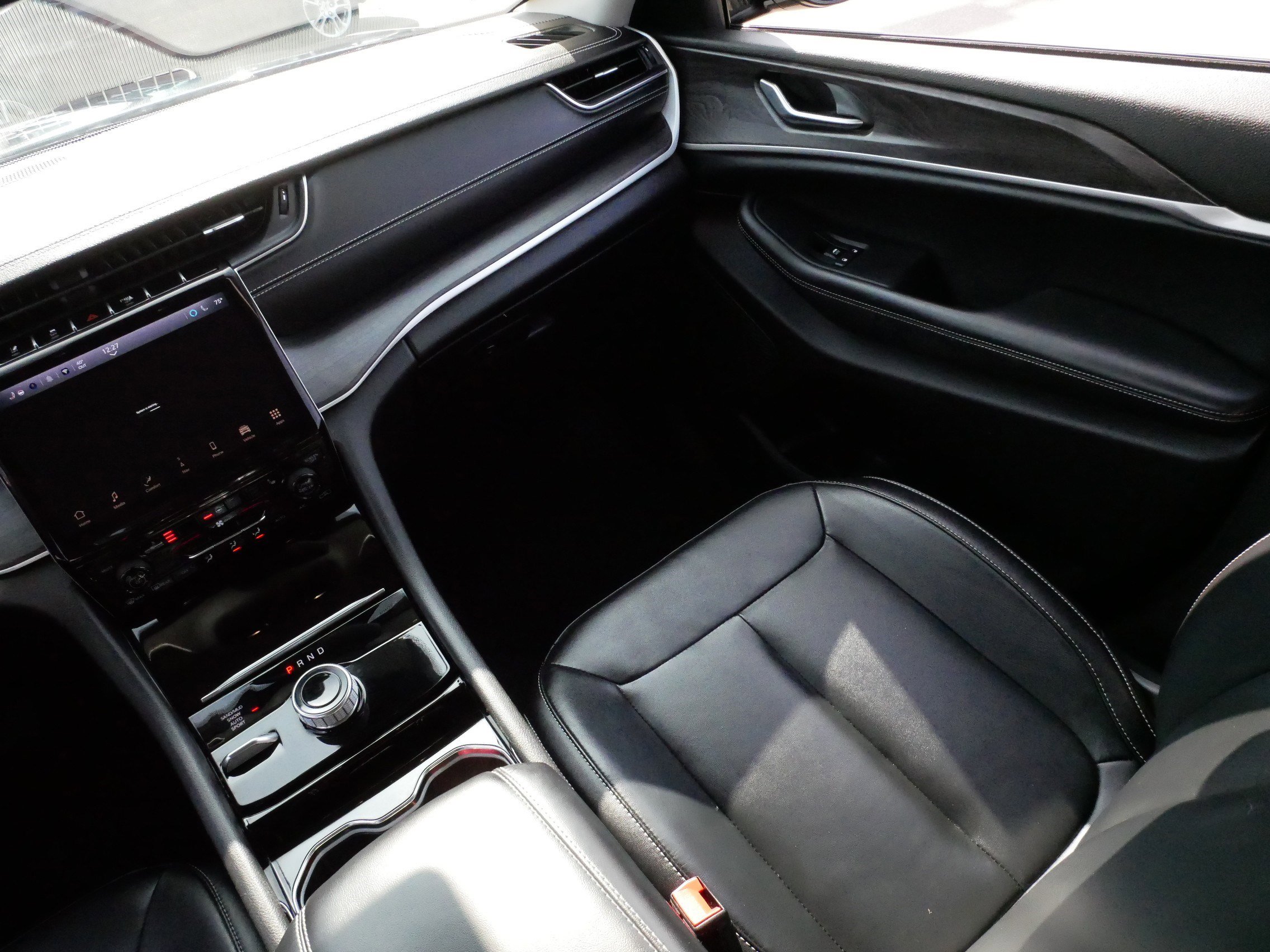 Used 2023 Jeep Grand Cherokee Limited w/ Black Appearance Package image 11