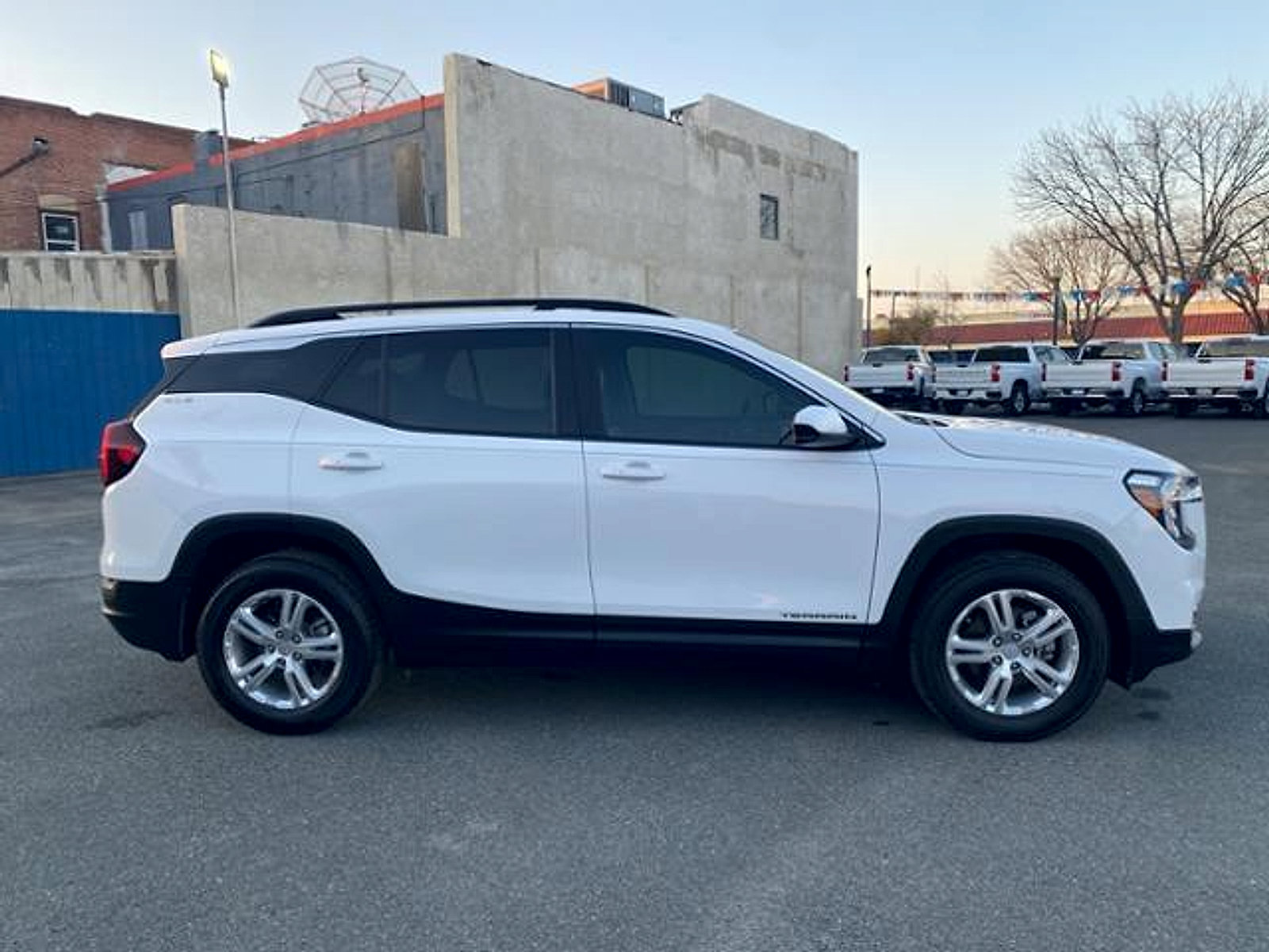 Used 2022 GMC Terrain SLE w/ Driver Convenience Package image 8