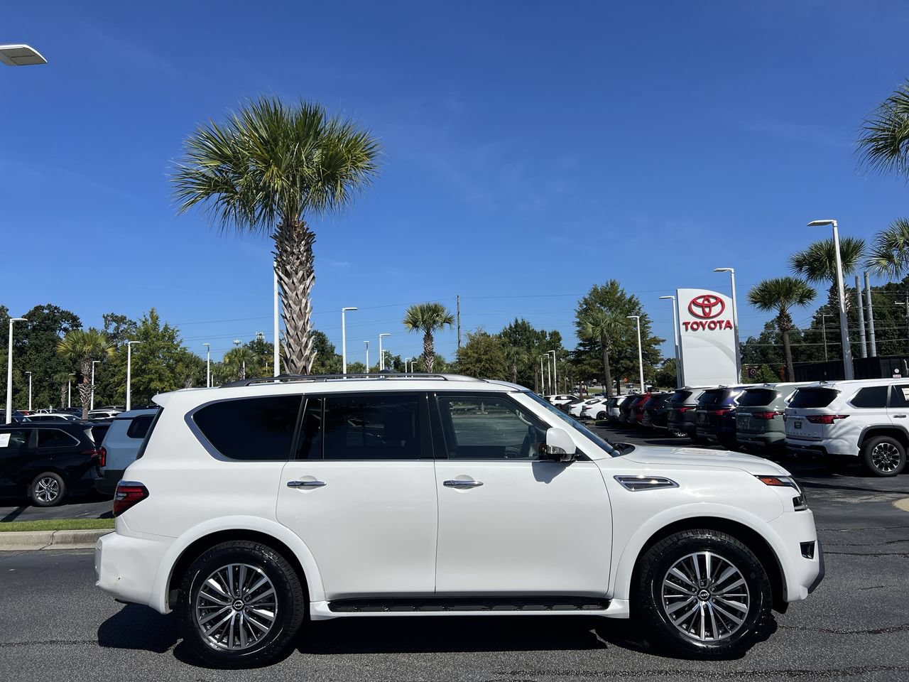Used 2023 Nissan Armada SL w/ Captain's Chairs Package AWD/4WD image 11