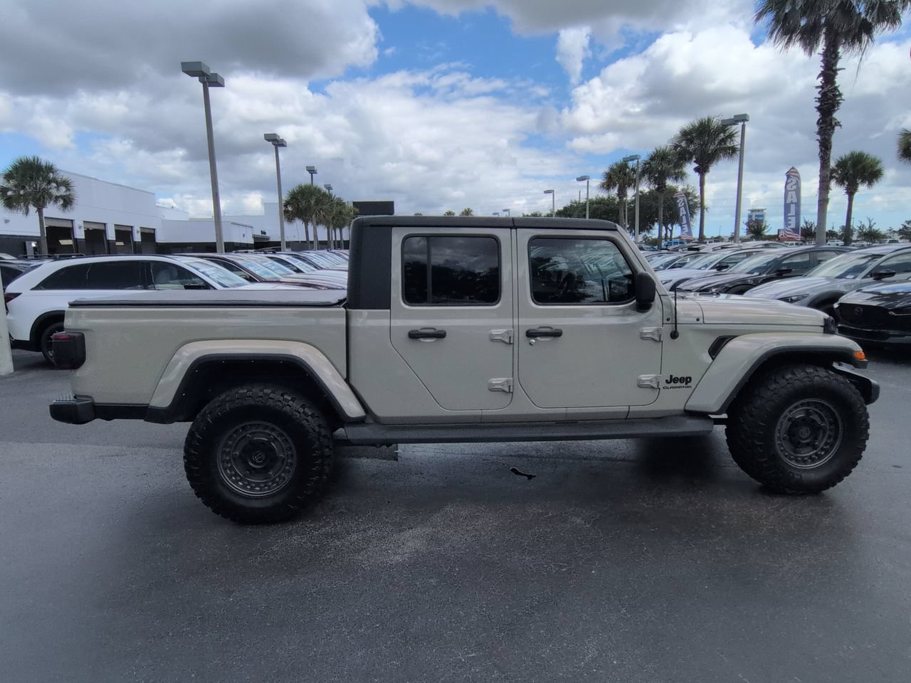 Used 2022 Jeep Gladiator Overland w/ Trailer Tow Package AWD/4WD image 3
