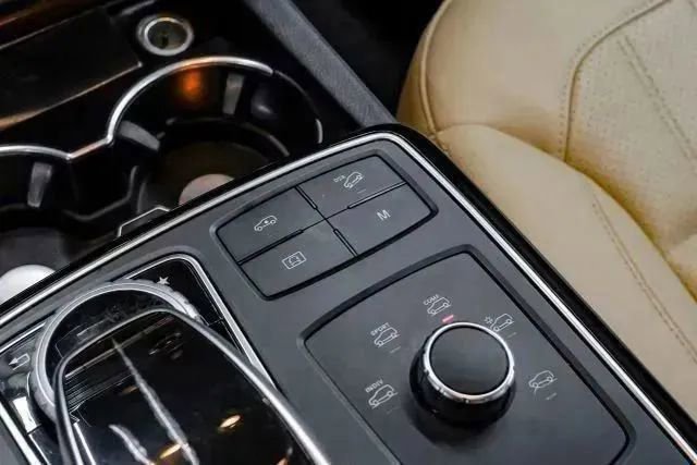 Used 2018 Mercedes-Benz GLS 450 4MATIC w/ Premium Package image 34