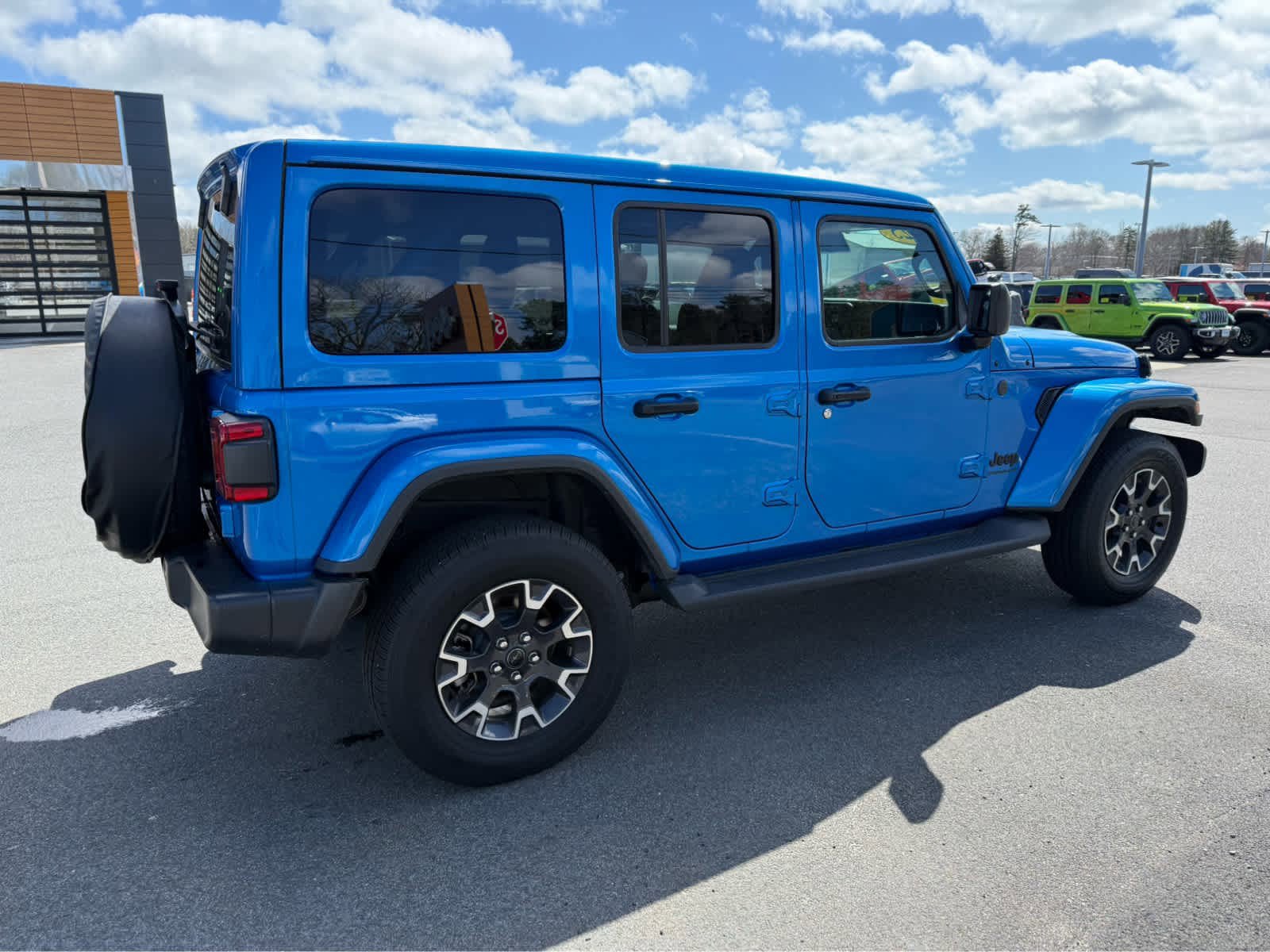 Used 2025 Jeep Wrangler Sahara w/ Safety Group image 14