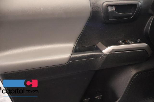 Certified 2022 Toyota Tacoma SR5 AWD/4WD image 10
