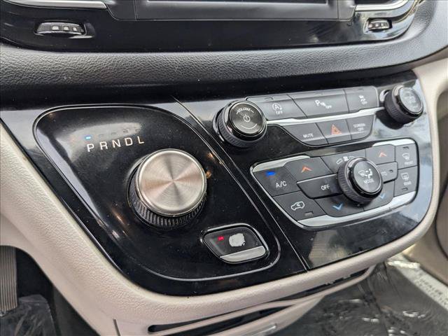 Used 2018 Chrysler Pacifica Touring-L FWD image 12