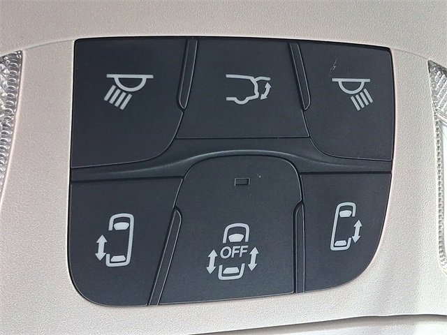 Used 2023 Chrysler Voyager LX image 28