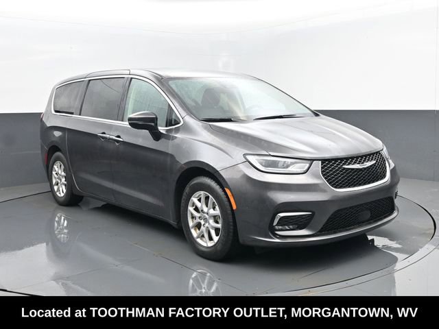 Used 2023 Chrysler Pacifica Touring-L image 3