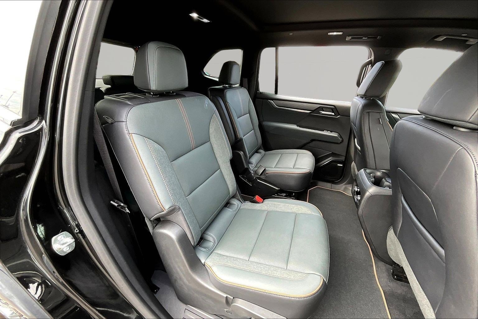 Used 2025 GMC Acadia AT4 w/ Luxury Package image 25