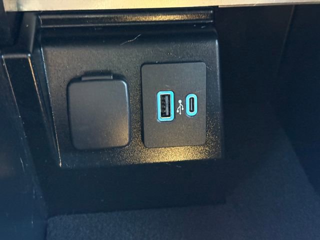 Used 2022 Ford Explorer XLT w/ Equipment Group 202A image 13