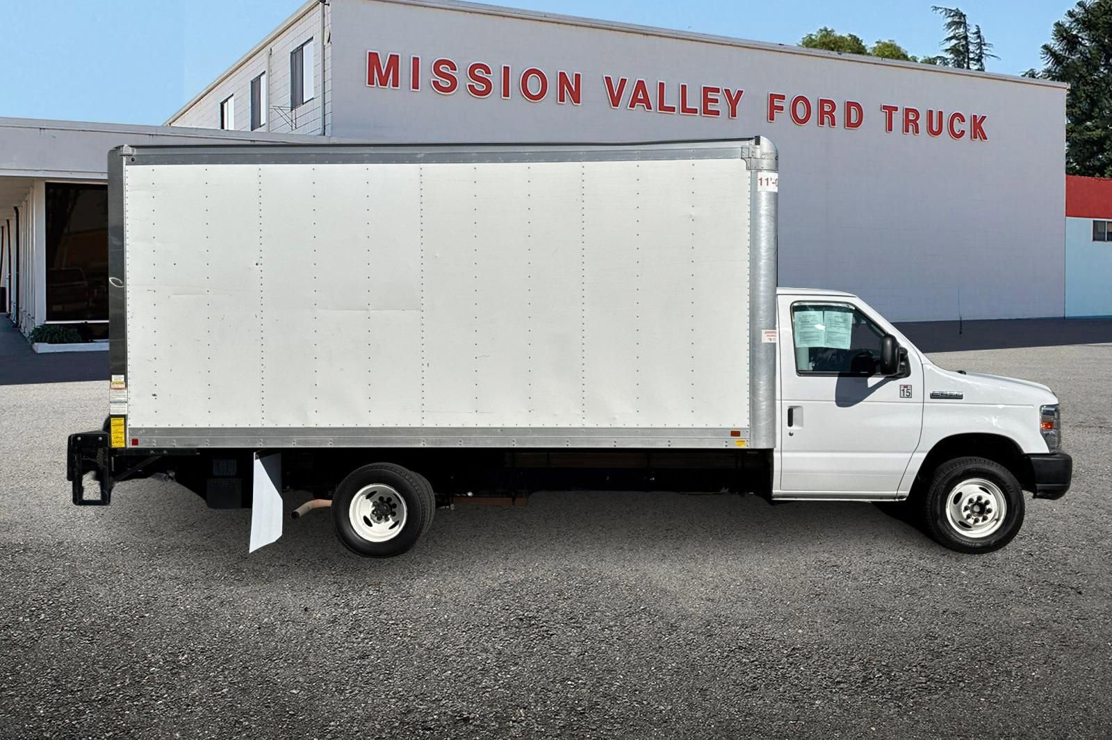Used 2019 Ford E-450 and Econoline 450 Super Duty w/ Power Windows & Locks Group RWD image 3