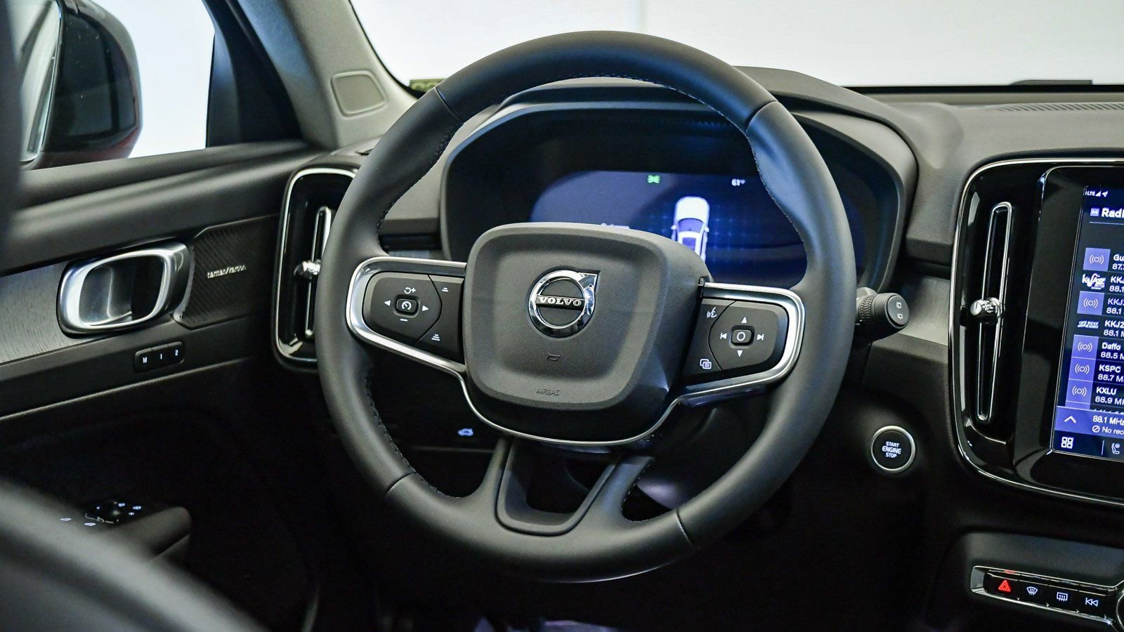 Certified 2025 Volvo XC40 B5 Ultra w/ Climate Package image 12