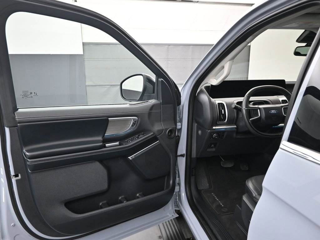 Used 2025 Ford Expedition Max Platinum w/ Driver's Package image 9