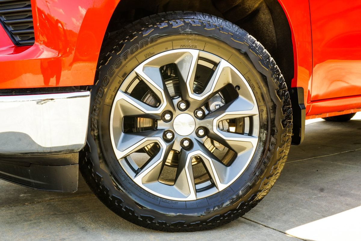Used 2023 Chevrolet Silverado 1500 LT AWD/4WD image 3