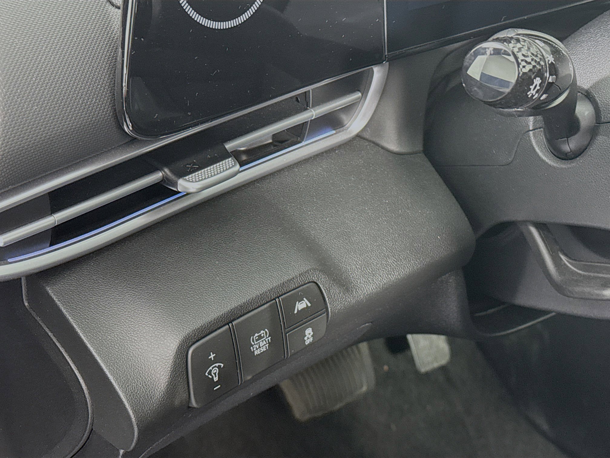 Used 2023 Hyundai Elantra Limited w/ Preferred Accessory Package FWD image 10