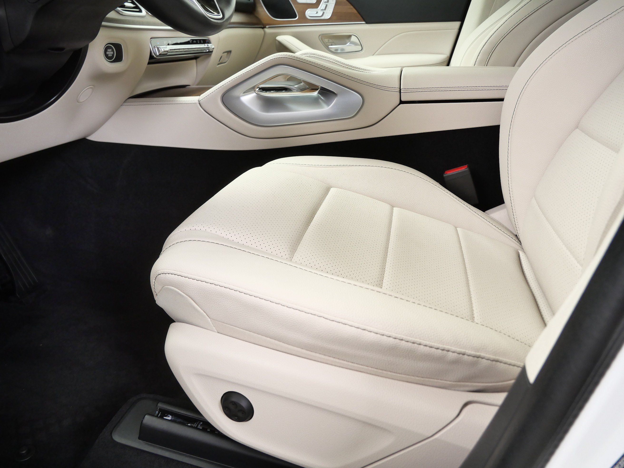 Certified 2025 Mercedes-Benz GLE 450e 4MATIC w/ Driver Assistance Package image 18