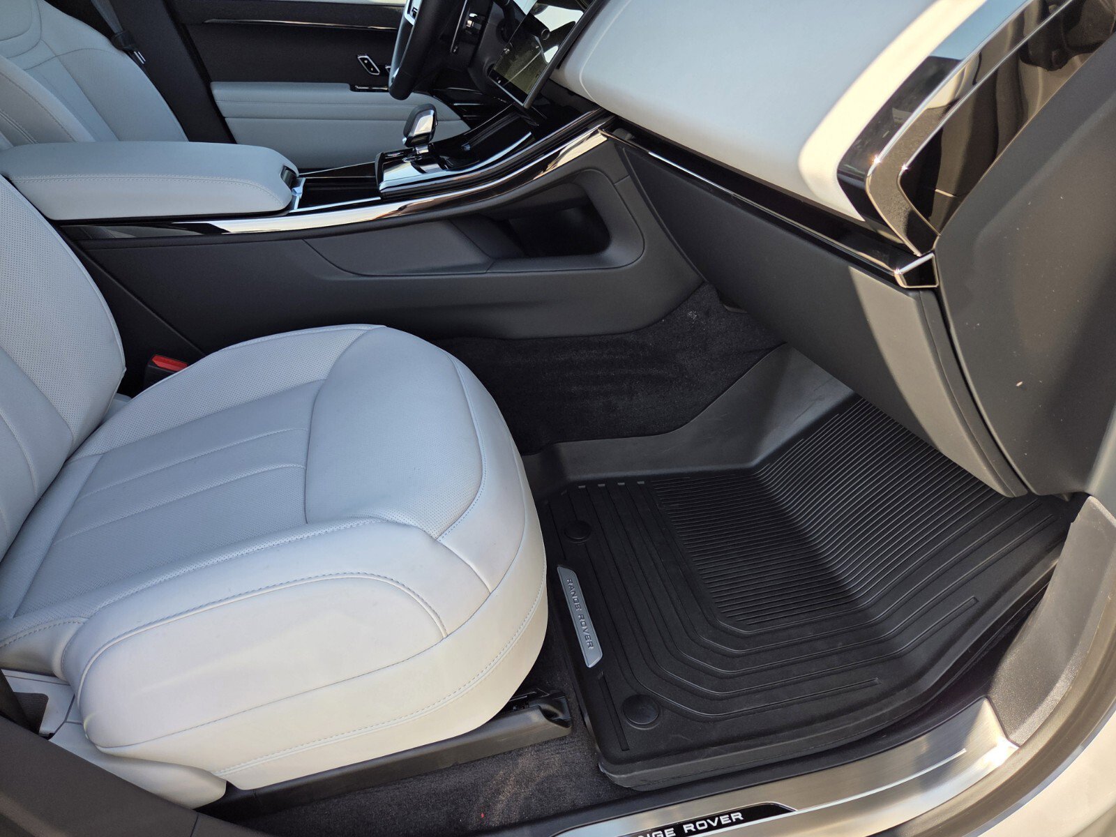 New 2025 Land Rover Range Rover Sport SE image 3