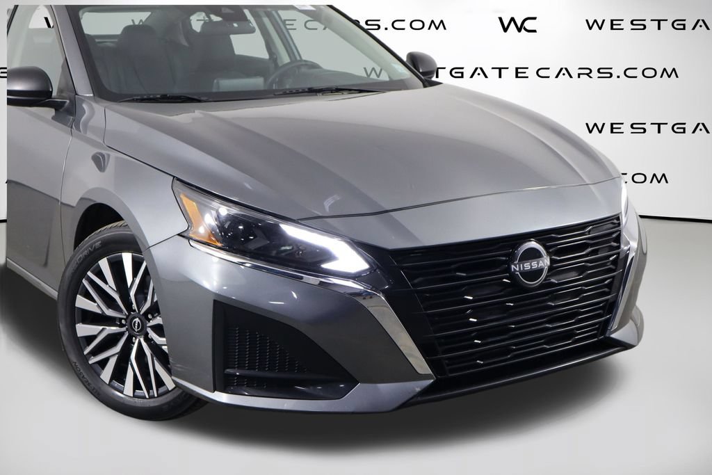 Used 2025 Nissan Altima 2.5 SV FWD image 46