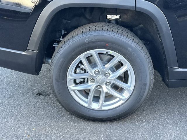 New 2025 Jeep Grand Cherokee L Laredo image 17