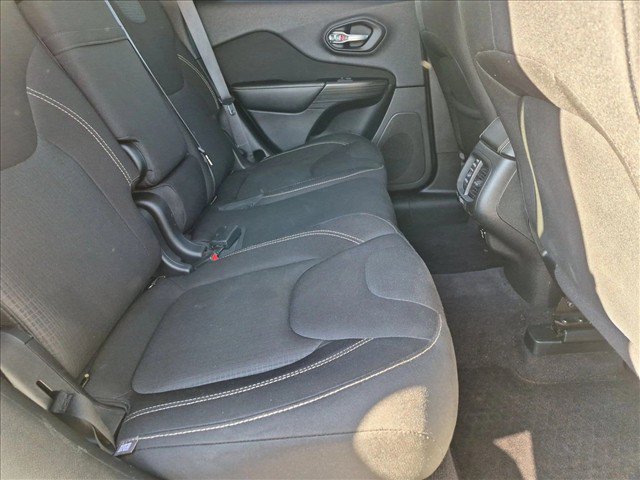 Used 2016 Jeep Cherokee Latitude w/ Cold Weather Group AWD/4WD image 19