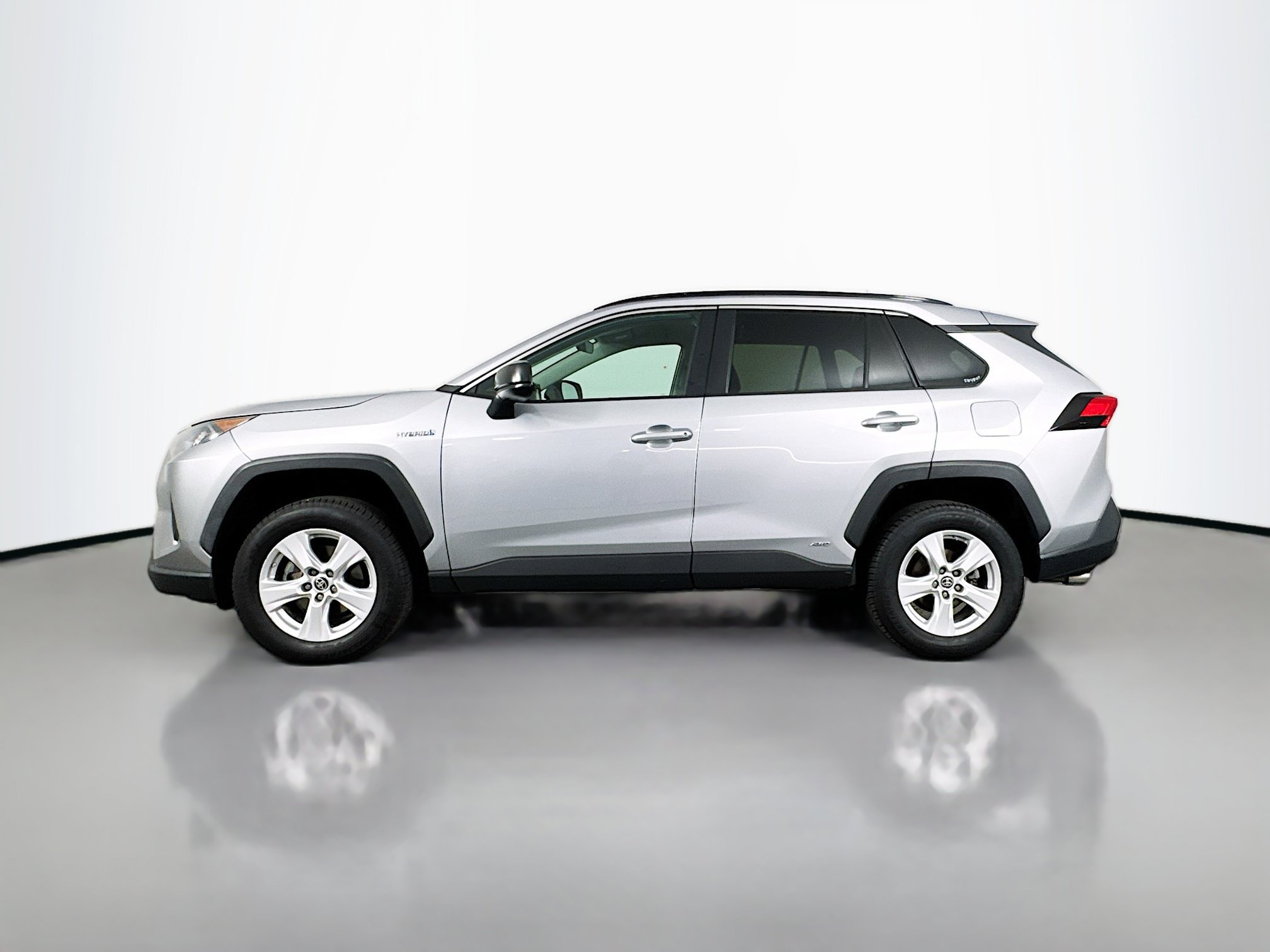 Used 2021 Toyota RAV4 LE AWD/4WD image 4