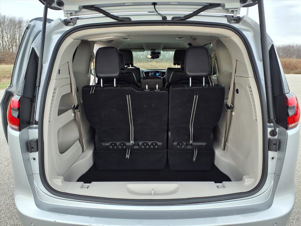 Used 2024 Chrysler Pacifica Touring-L image 29