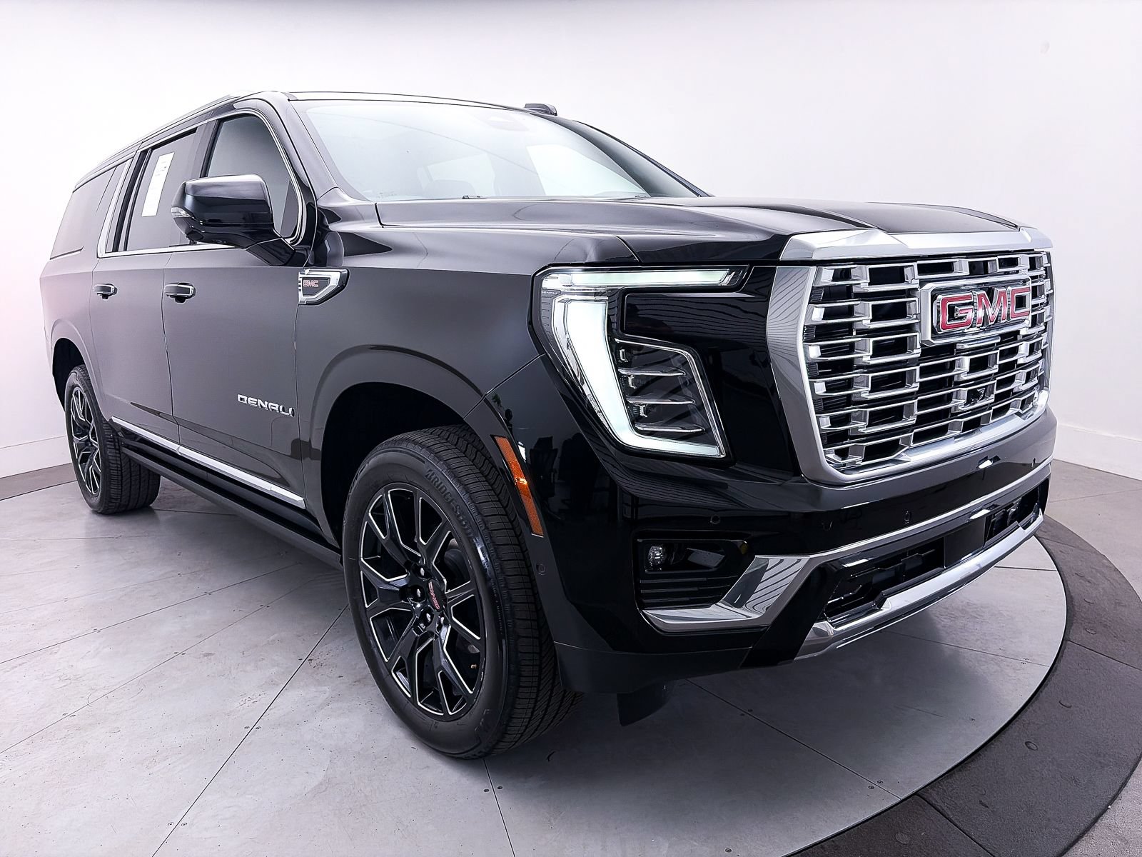 Used 2025 GMC Yukon XL Denali w/ Sun & Power Step Package AWD/4WD image 13