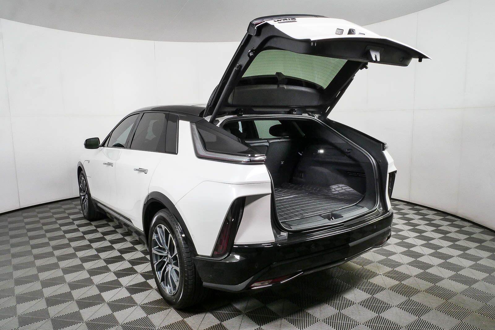 Used 2024 Cadillac Lyriq Luxury AWD/4WD image 32