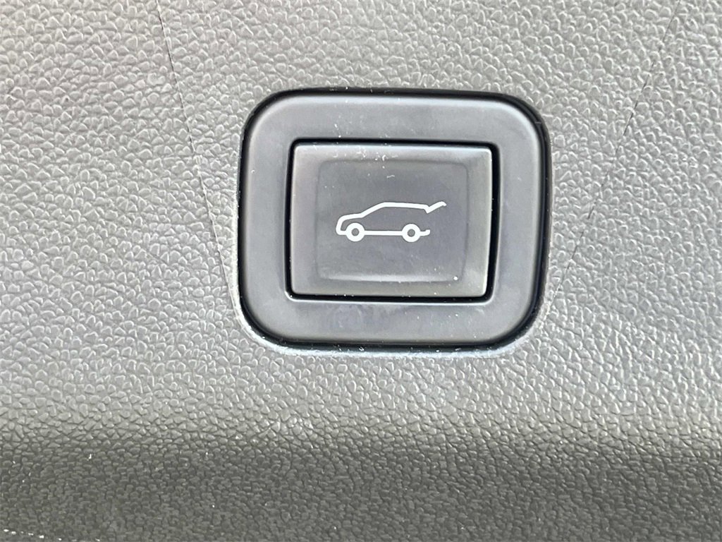 Used 2024 GMC Yukon XL Denali image 13