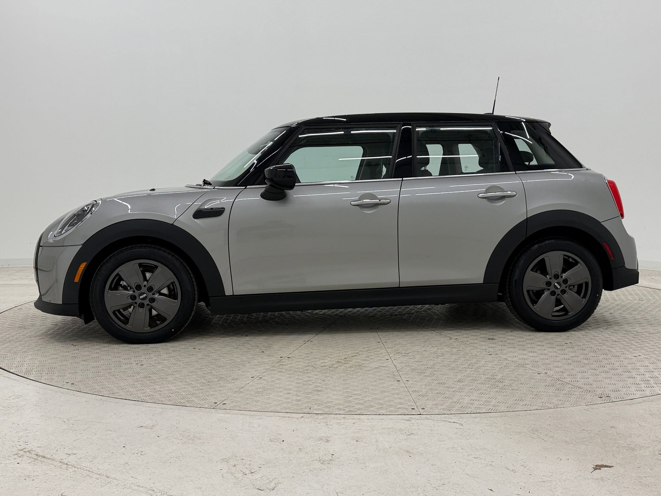 Used 2023 MINI Cooper 4-Door Hardtop image 2