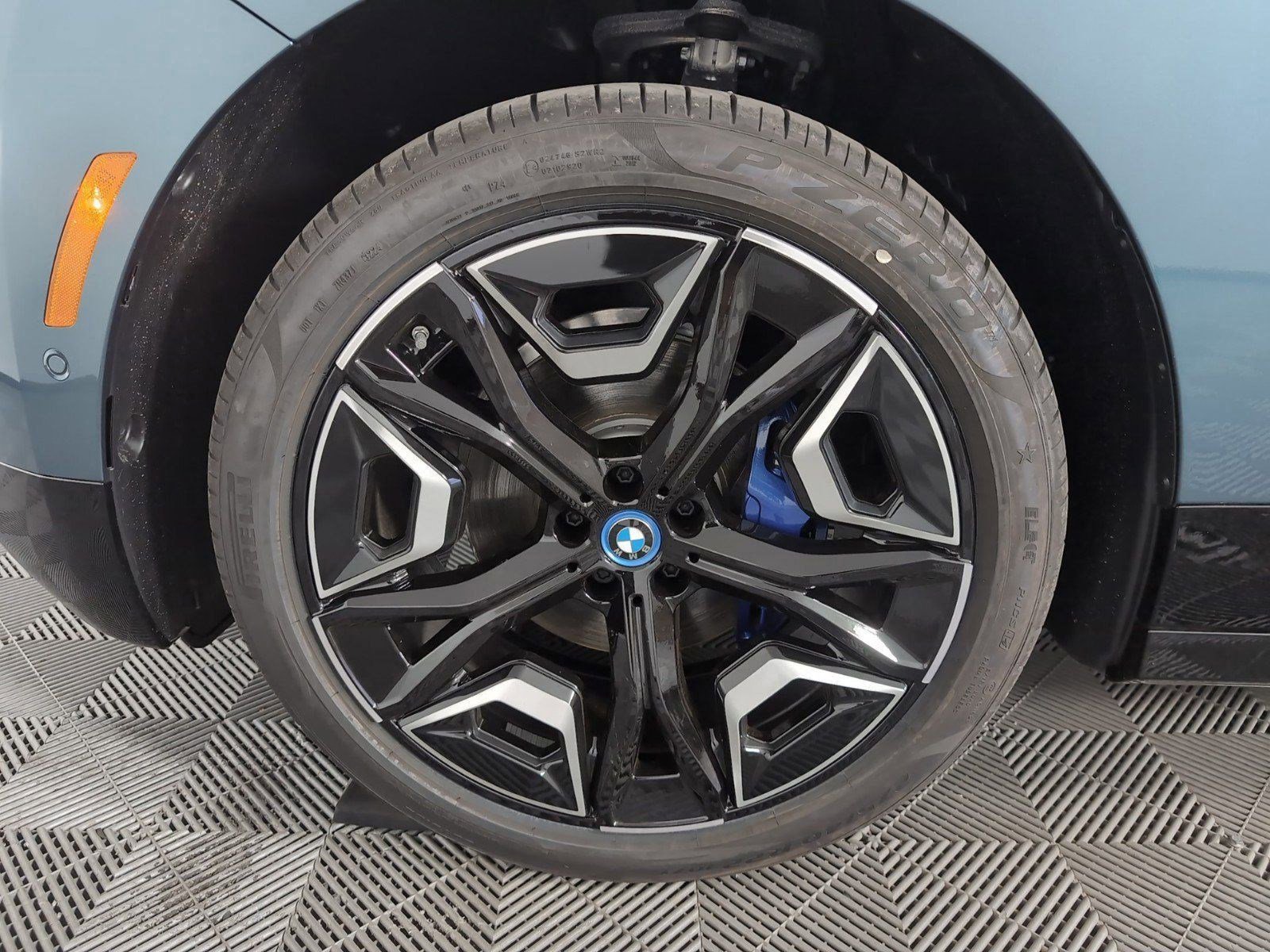 Used 2025 BMW iX xDrive50 w/ Premium Package image 9