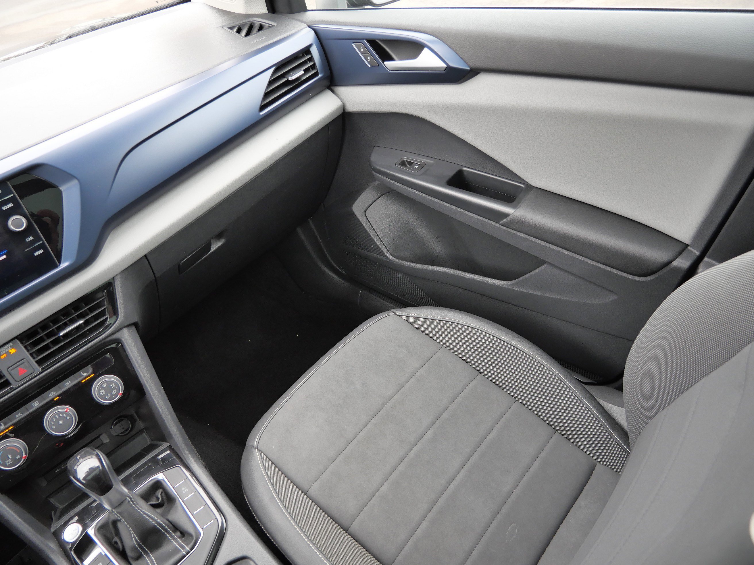 Certified 2023 Volkswagen Taos SE w/ Panoramic Sunroof Package image 11