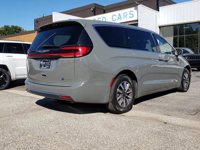 Used 2022 Chrysler Pacifica Touring-L FWD image 3