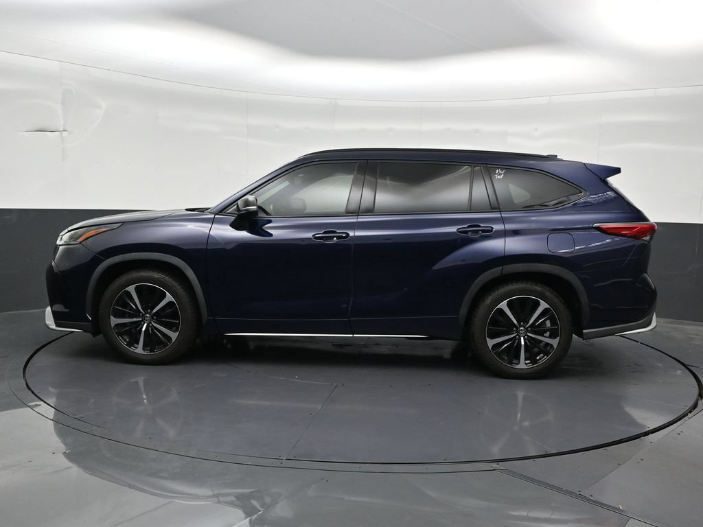 Used 2021 Toyota Highlander XSE FWD image 2