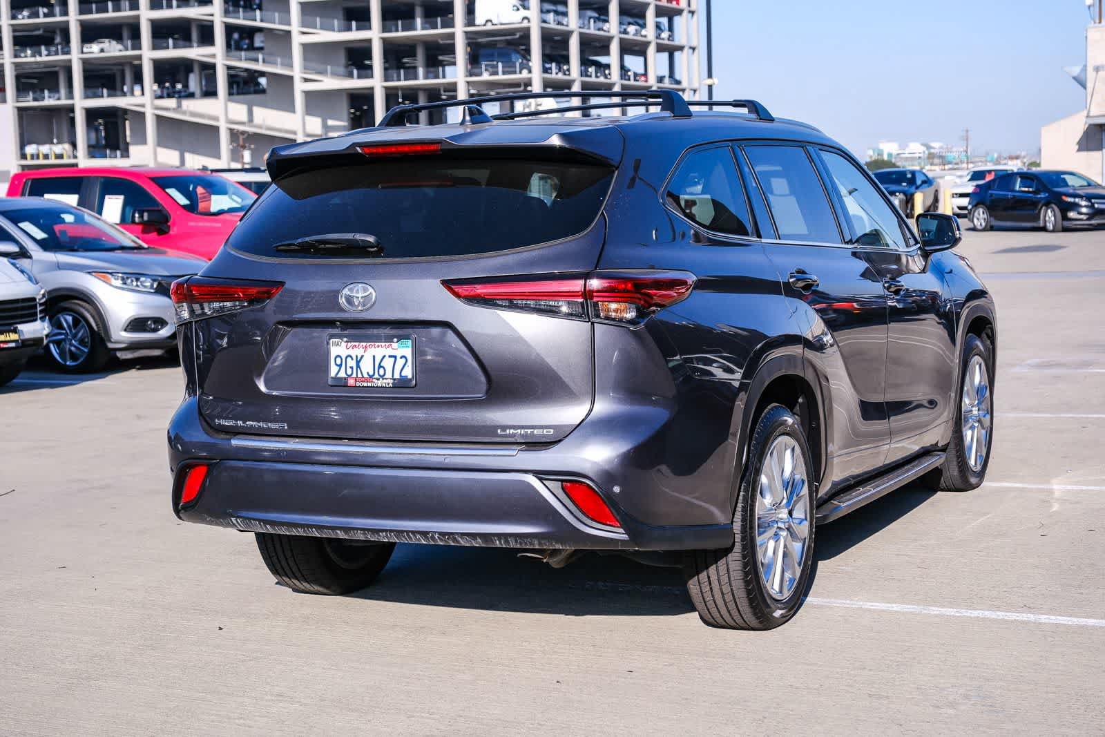 Used 2023 Toyota Highlander Limited FWD image 4