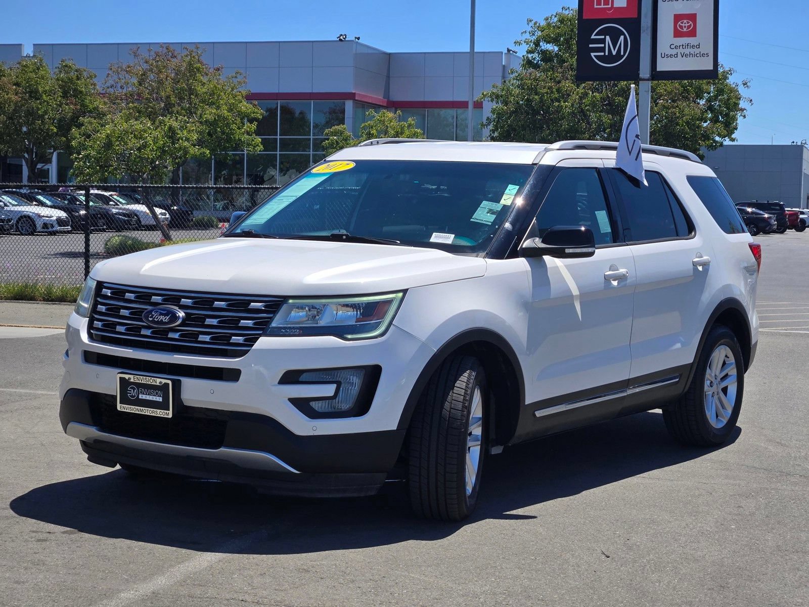 Used 2017 Ford Explorer XLT w/ Equipment Group 202A FWD image 3