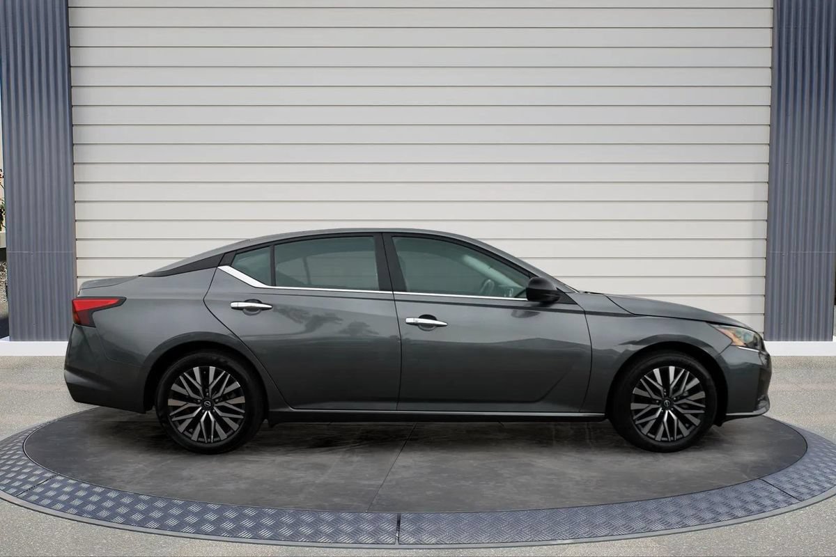 Used 2025 Nissan Altima 2.5 SV FWD image 8