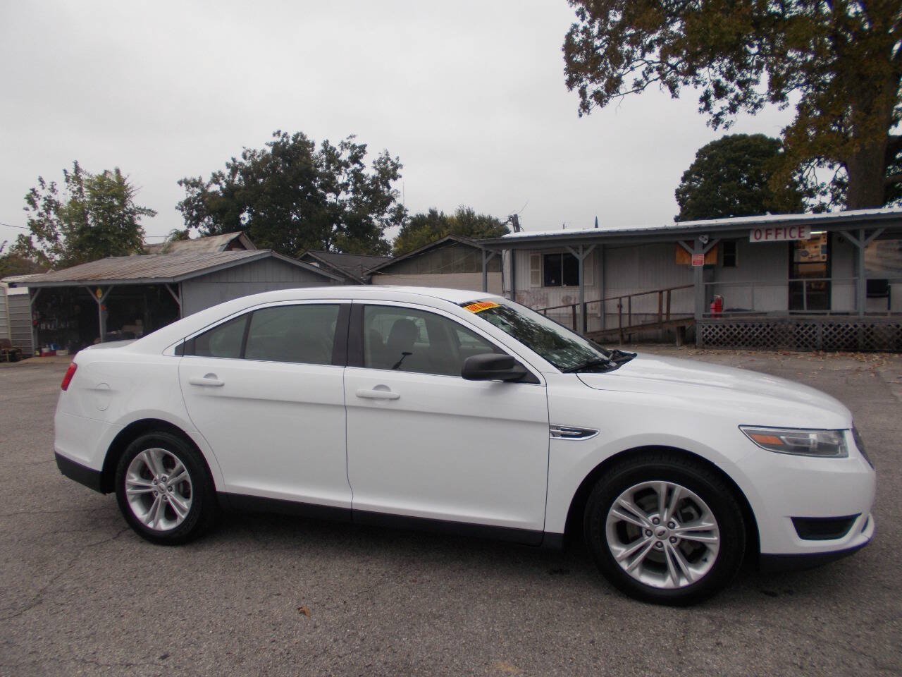 Used 2016 Ford Taurus SE FWD image 18