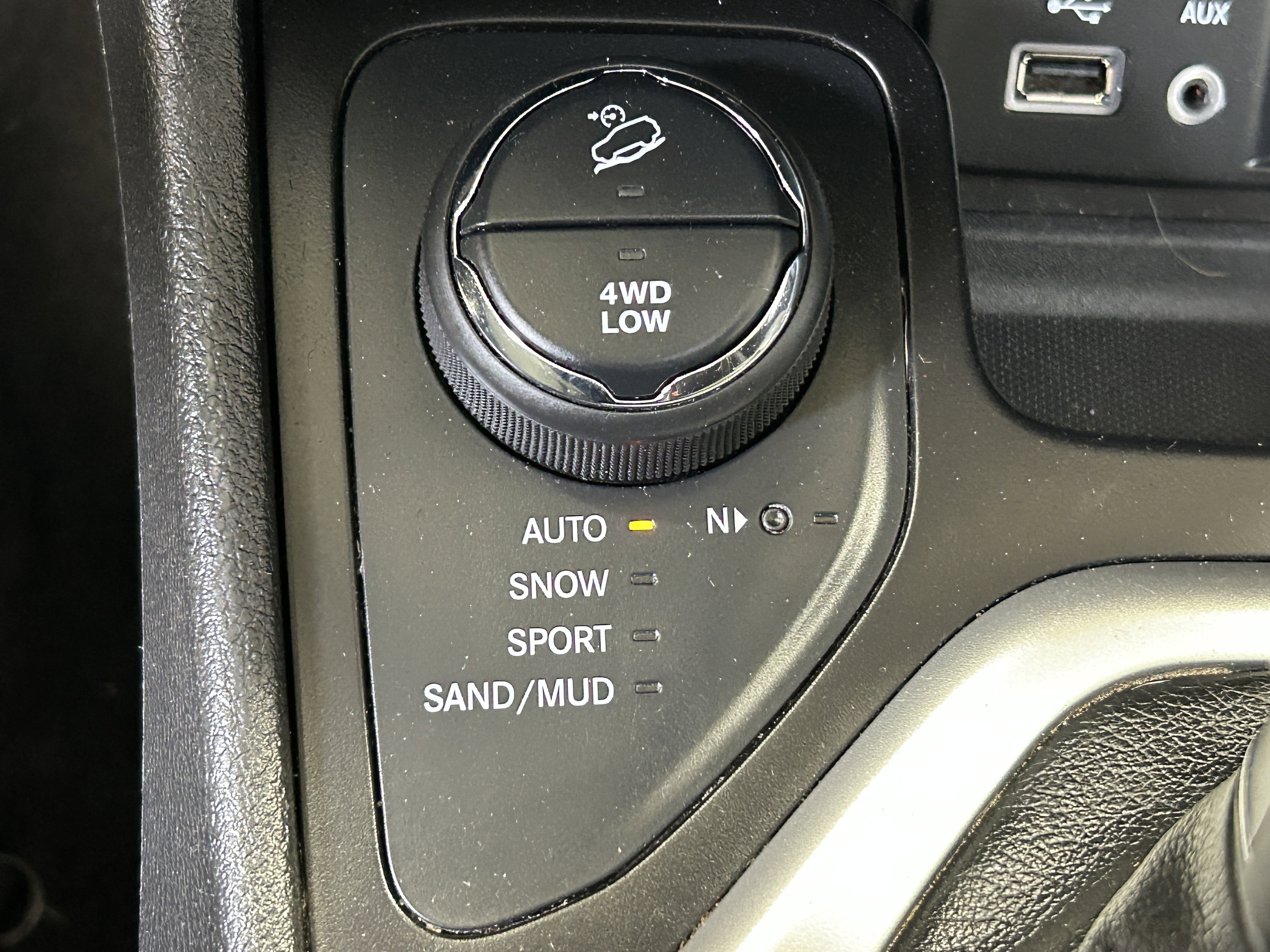 Used 2018 Jeep Cherokee Latitude Plus w/ Comfort/Convenience Group AWD/4WD image 27