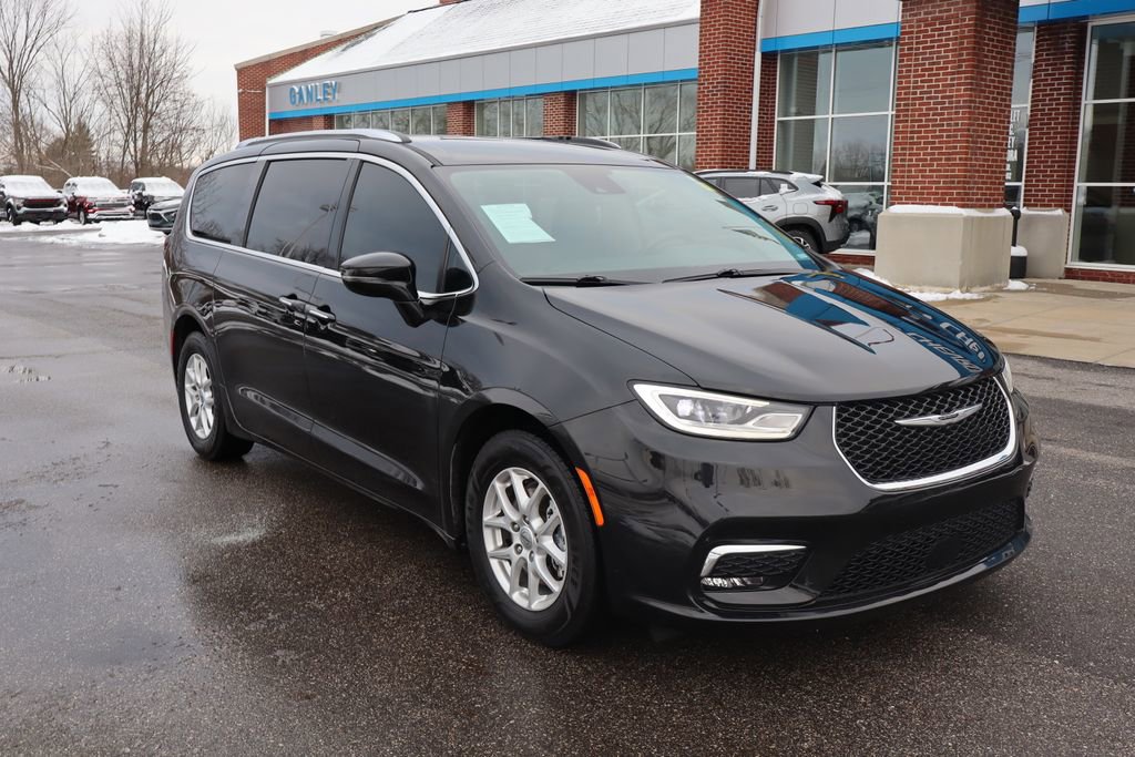 Used 2021 Chrysler Pacifica Touring-L w/ Uconnect Theater Family Group image 4