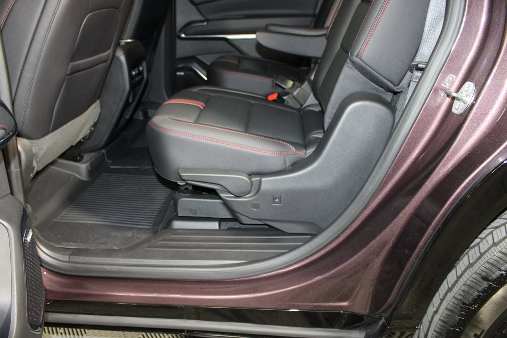 Used 2025 Chevrolet Traverse RS image 12