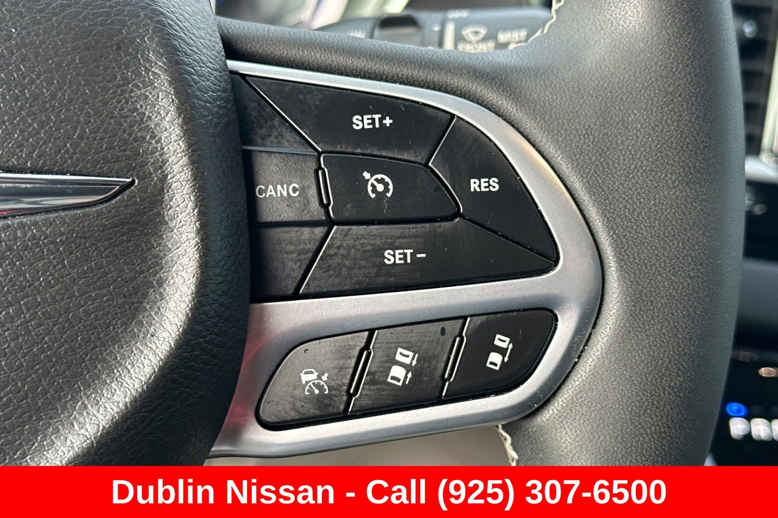 Used 2022 Chrysler Pacifica Touring-L FWD image 40