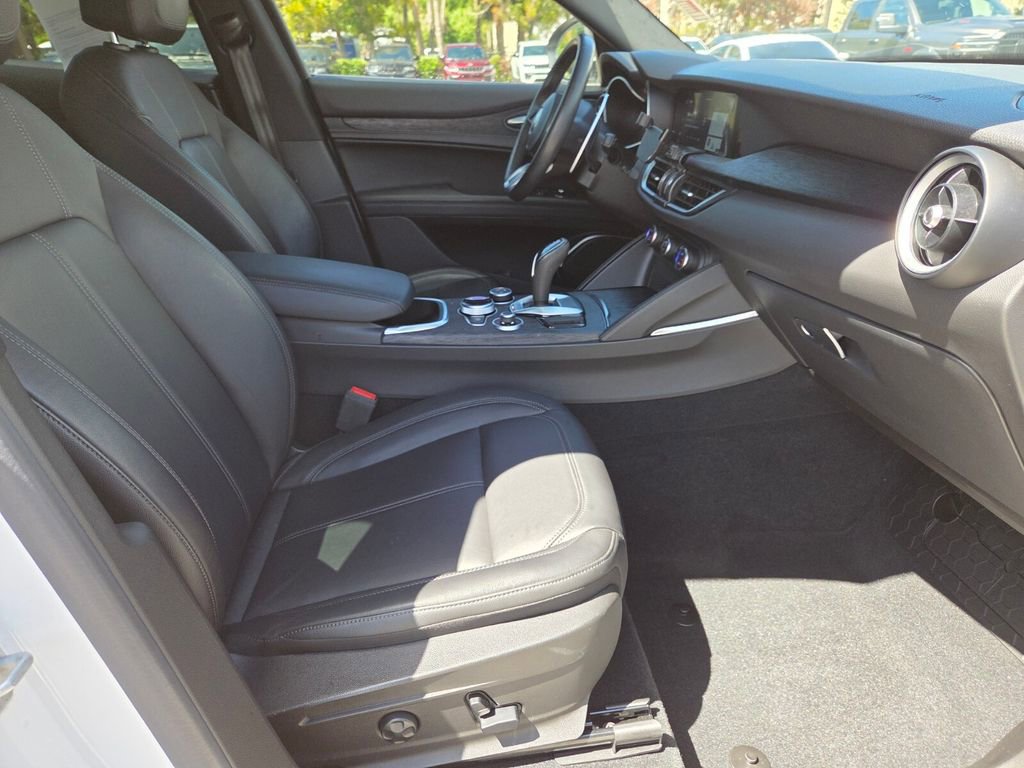 Used 2023 Alfa Romeo Stelvio Sprint image 10