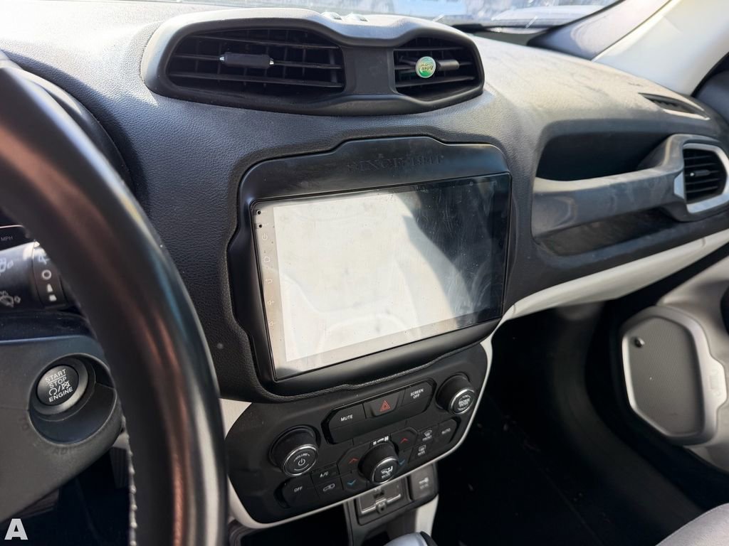 Used 2018 Jeep Renegade Latitude w/ Popular Equipment Group FWD image 8