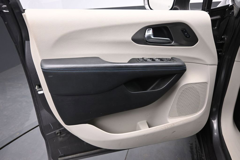 Used 2021 Chrysler Pacifica Touring-L w/ Uconnect Theater Family Group FWD image 23