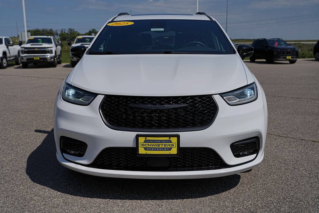 Used 2025 Chrysler Pacifica Limited FWD image 2