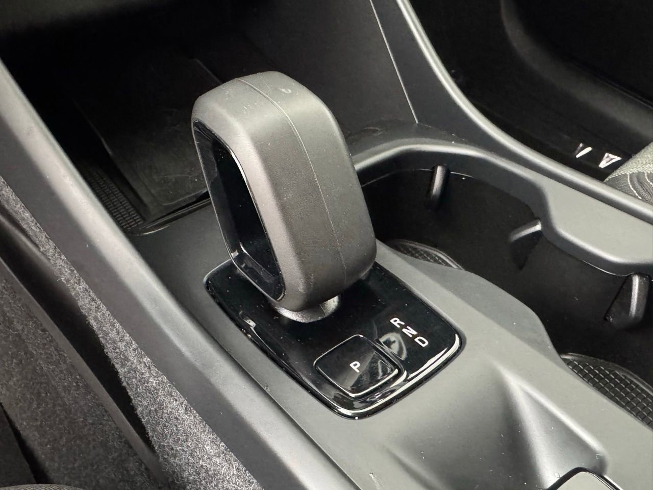 Used 2024 Volvo XC40 B5 Core image 22