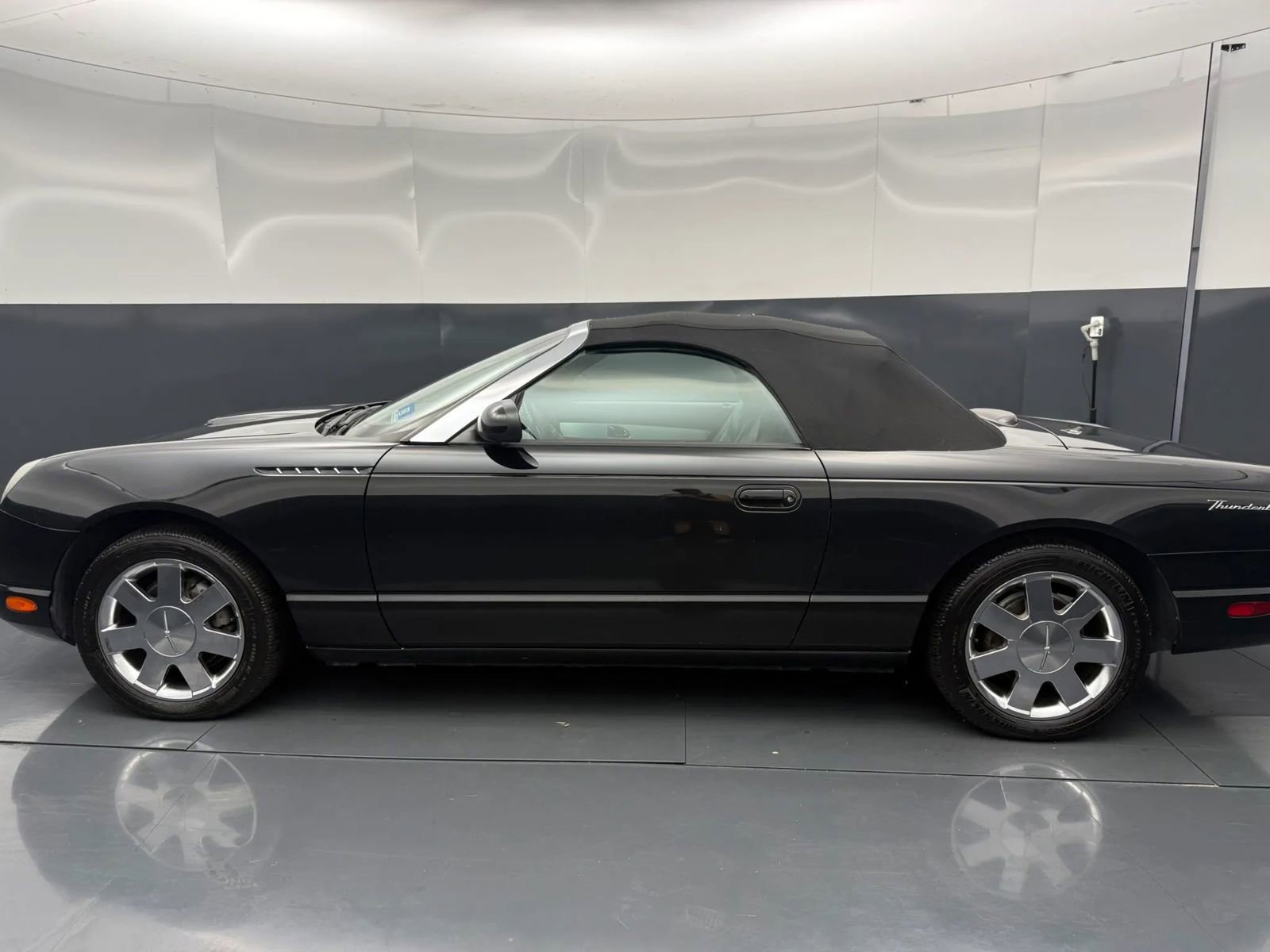 Used 2002 Ford Thunderbird RWD image 3