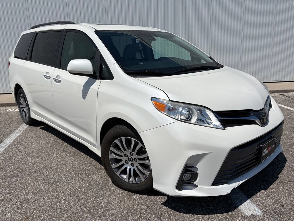 Used 2018 Toyota Sienna XLE w/ Carpet Mat Package FWD image 10